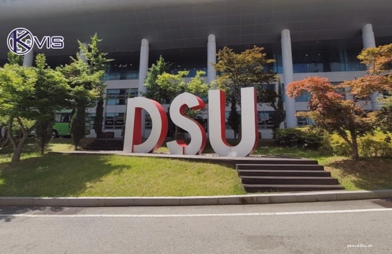 Toàn cảnh Tháp N Seoul nhìn từ xa