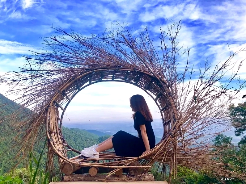 Toàn cảnh thị trấn Tam Đảo với những dãy núi nhấp nhô và mây phủ