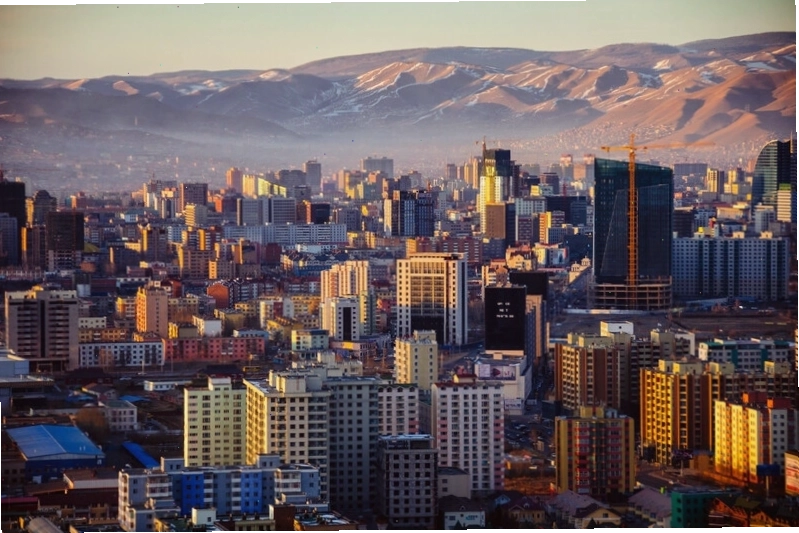 Toàn cảnh thủ đô Ulaanbaatar với những tòa nhà hiện đại và núi non hùng vĩ bao quanh
