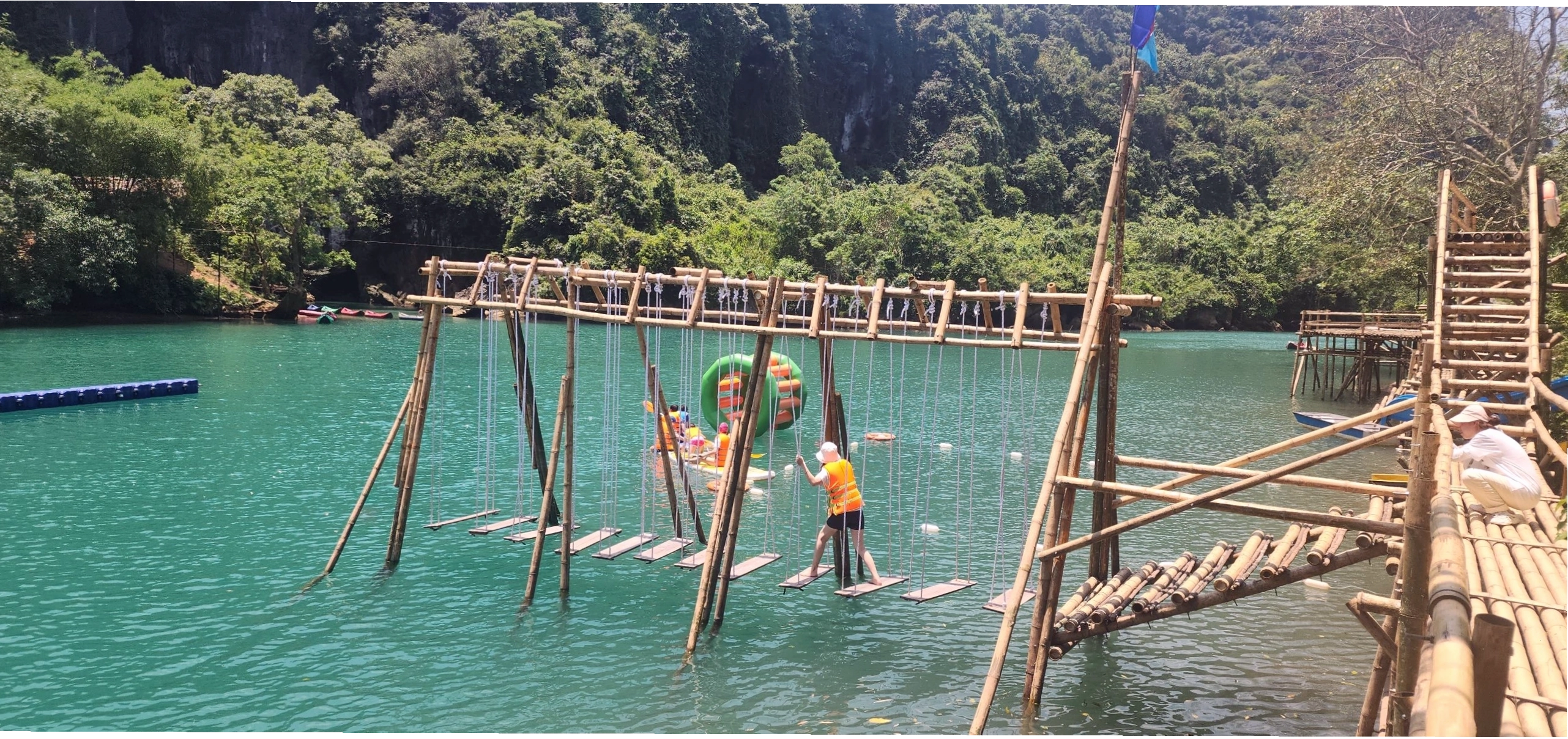 Toàn cảnh Thung lũng Hava Quảng Bình với dòng sông Chày xanh ngắt