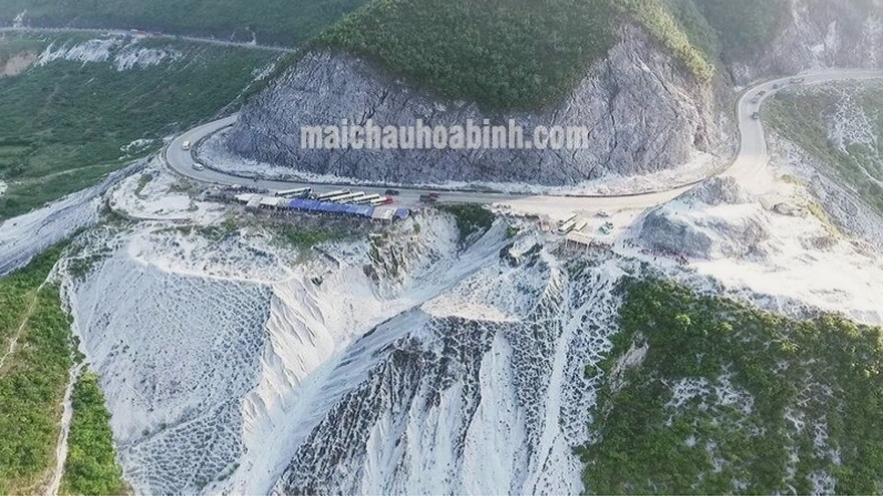 Toàn cảnh thung lũng Mai Châu với những thửa ruộng bậc thang xanh mướt nhìn từ trên cao