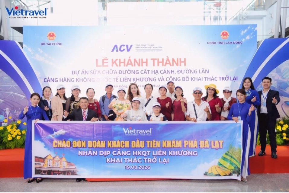 Toàn cảnh thung lũng Shangri-La hùng vĩ với núi tuyết và hồ nước trong xanh