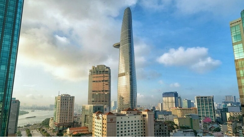 Toàn cảnh Tòa nhà Bitexco nhìn từ xa, biểu tượng cho sự thịnh vượng của Sài Gòn