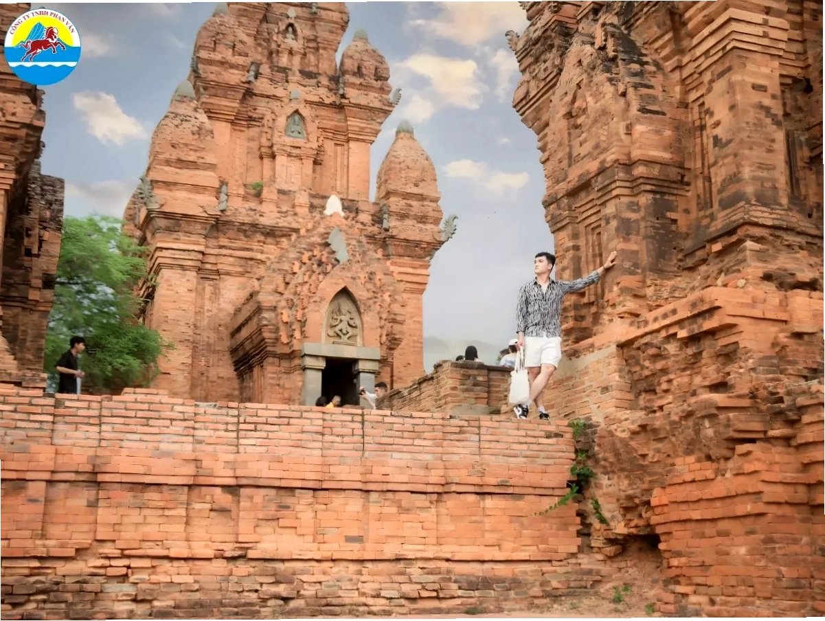 Toàn cảnh vẻ đẹp kỳ bí, trang nghiêm của tháp Po Klong Garai