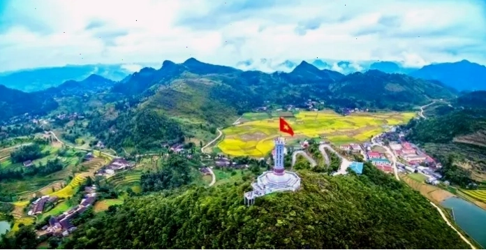 Toàn cảnh xã Lũng Cú, huyện Đồng Văn, tỉnh Hà Giang với cảnh quan núi non trùng điệp