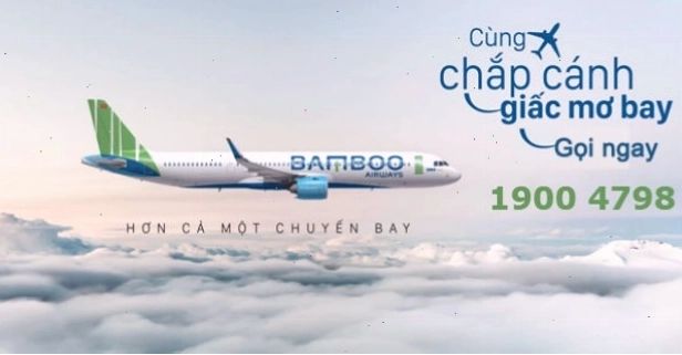 Tổng đài viên Bamboo Airways hỗ trợ khách hàng qua điện thoại