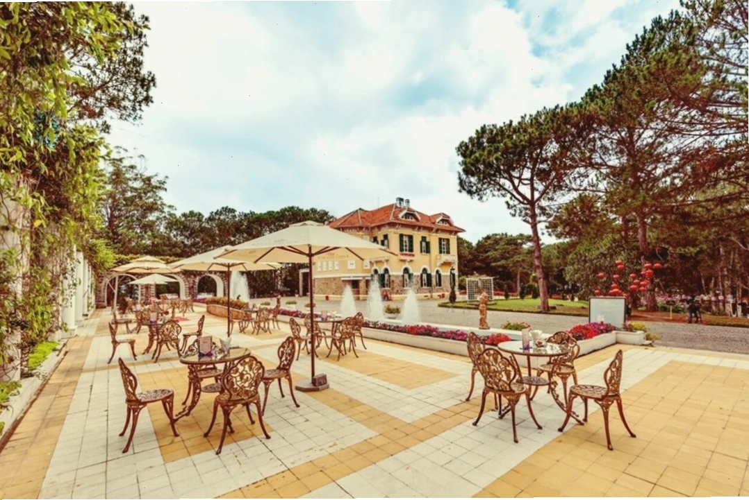 Tổng quan Dinh 1 Đà Lạt với kiến trúc Âu cổ điển giữa khung cảnh thiên nhiên xanh mát