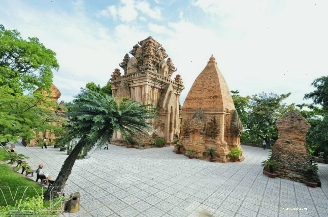 Tổng quan kiến trúc Tháp Bà Ponagar về đêm