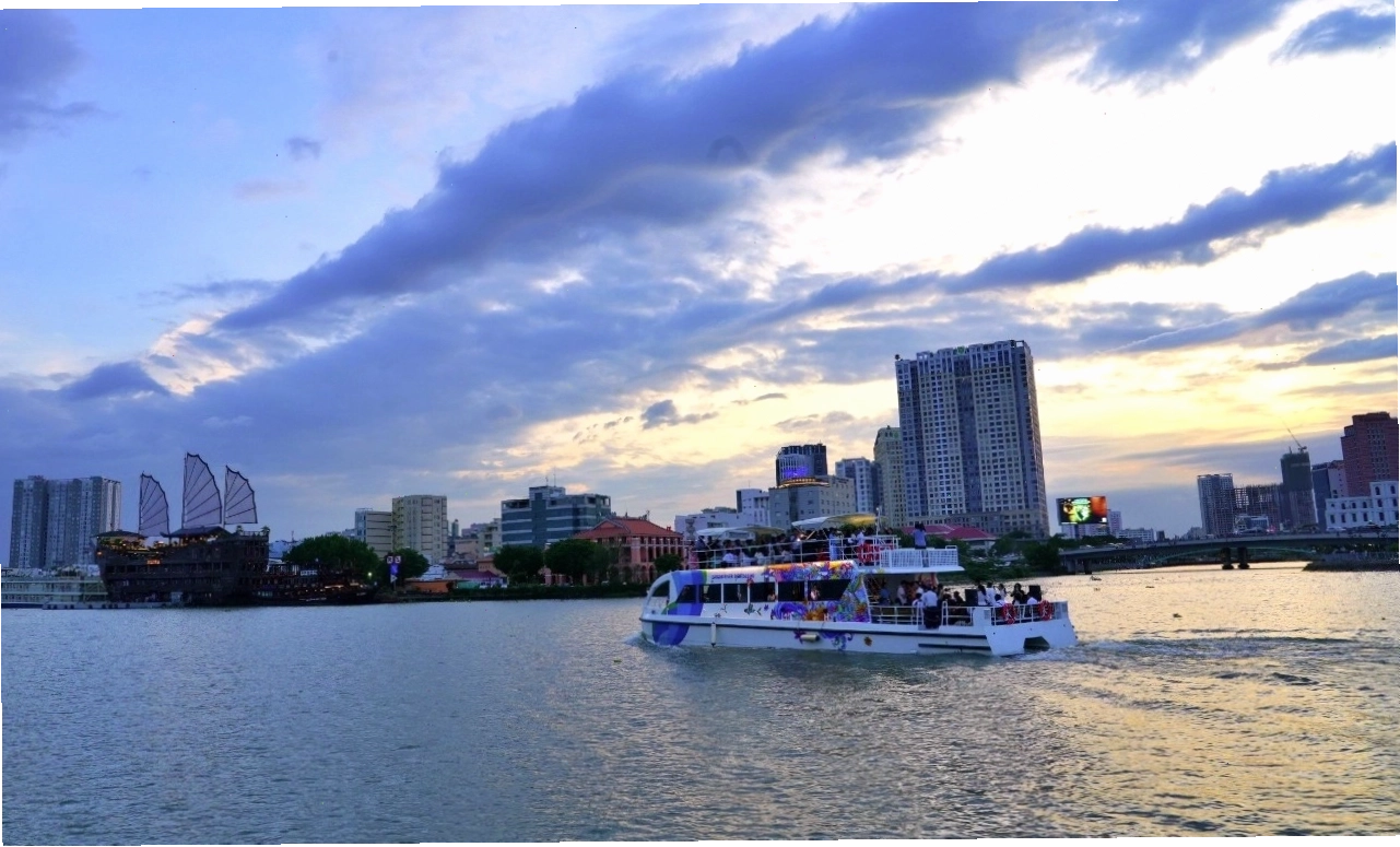 Tour Saigon River Sightseeing trong buổi chiều tà
