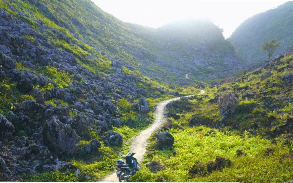Tour trekking Hà Giang giá rẻ khám phá Vách Đá Trắng và Mã Pì Lèng