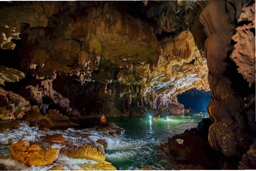 Trải nghiệm bơi trong hang Tú Làn