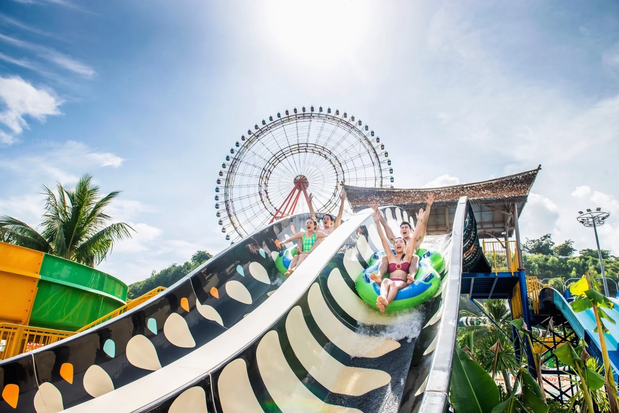 Trải nghiệm cáp treo và show diễn Tata tại VinWonders Nha Trang