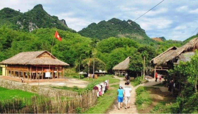 Trải nghiệm dệt thổ cẩm tại Bản Lác Mai Châu Hòa Bình.