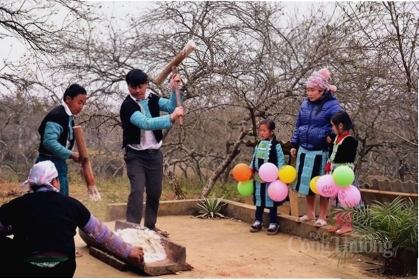 Trải nghiệm giã bánh dày tại Hang Kia