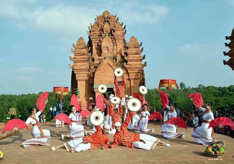 Trải nghiệm Lễ hội Katê độc đáo tại khu Tháp Chàm Ninh Thuận