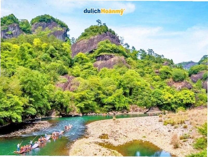 Trải nghiệm ngồi bè tre trên sông Cửu Khúc