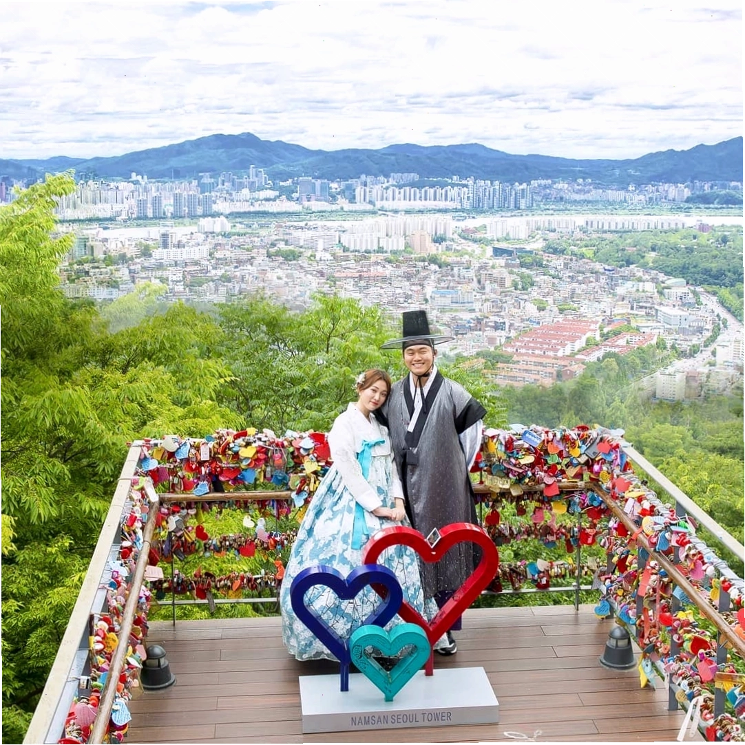 Trải nghiệm trang phục Hanbok truyền thống tại khu vực Tháp Namsan