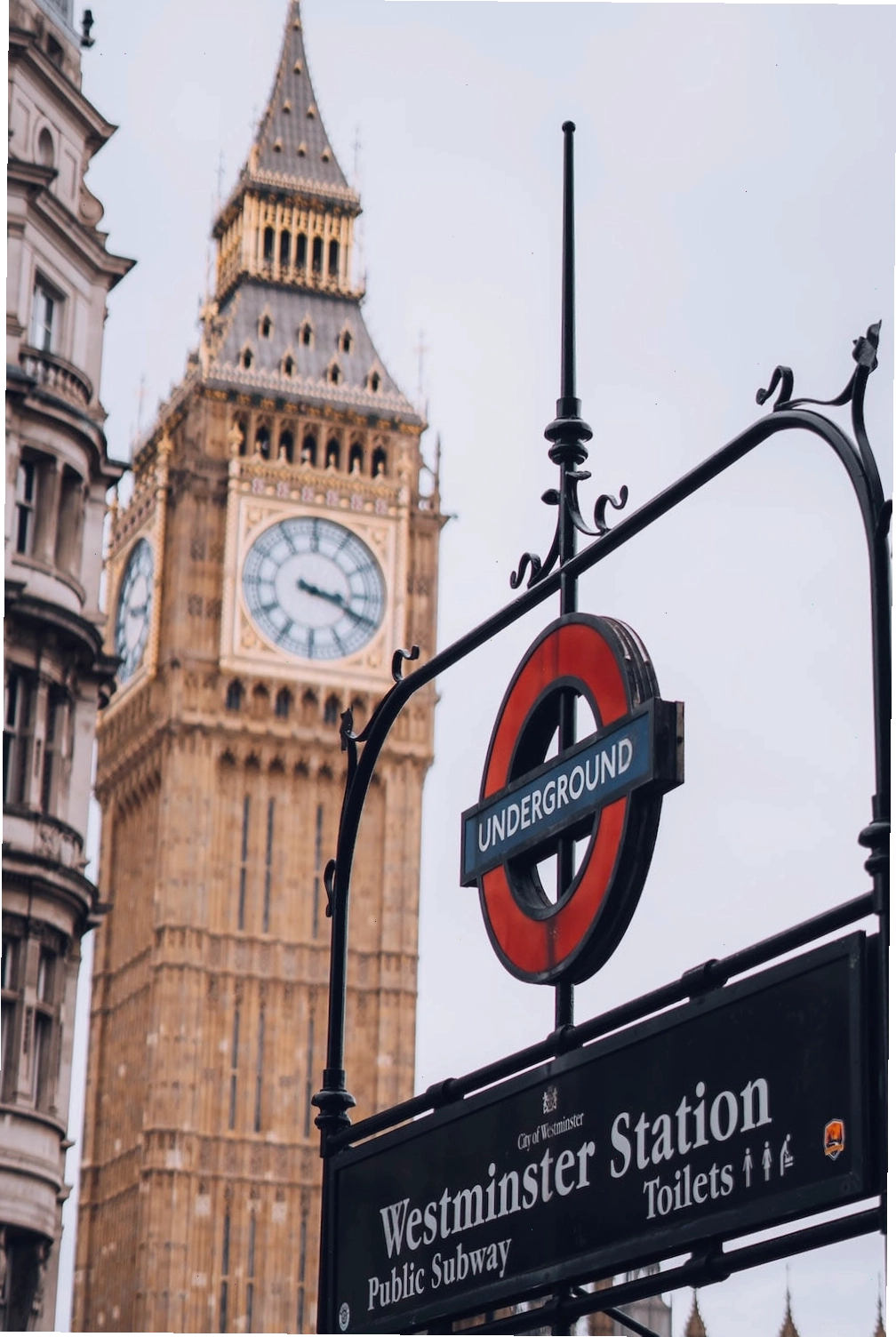 Trạm tàu điện ngầm Westminster gần Big Ben