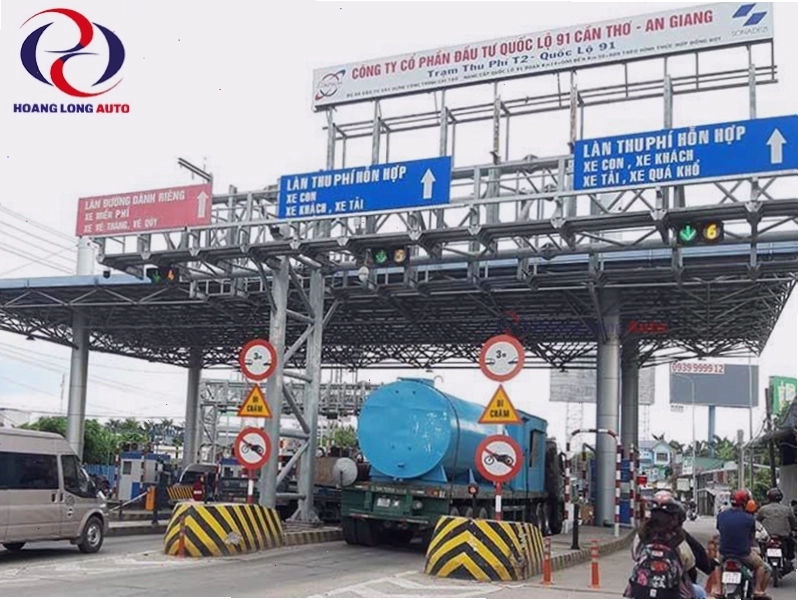 Trạm thu phí BOT với các làn xe đang hoạt động