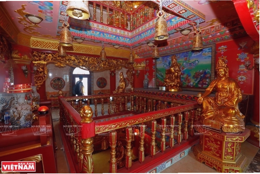 Tranh kính trang trí trên cửa Tháp Đại Bi Kim Cương