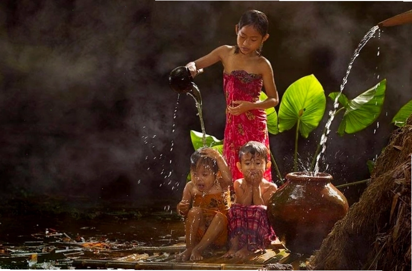 Trẻ em vui đùa bên dòng sông quê hương