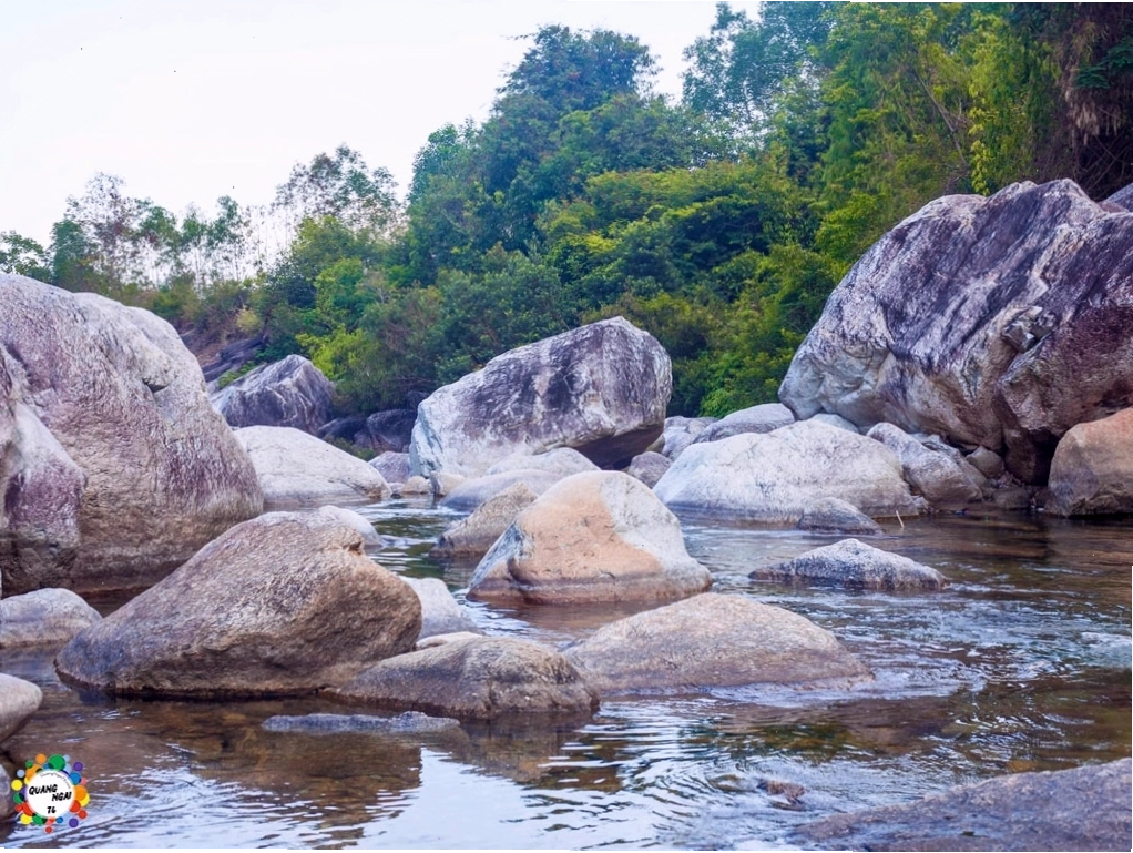 Trẻ em vui đùa dưới dòng nước trong xanh của Suối Trà Bói