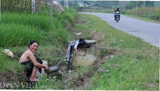 Trẻ em vùng cao vui đùa thỏa thích trong làn nước ấm