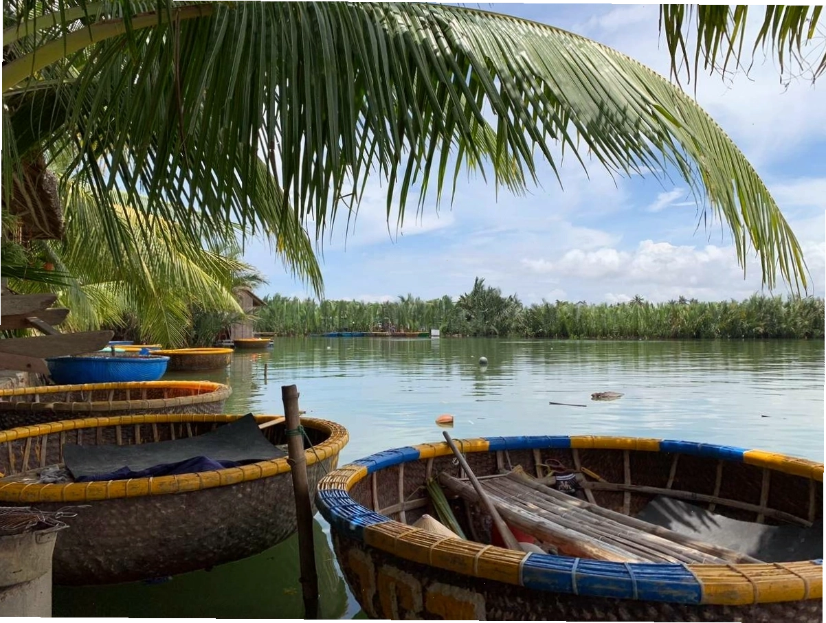 Trò chơi dân gian tập thể tại rừng dừa Bảy Mẫu