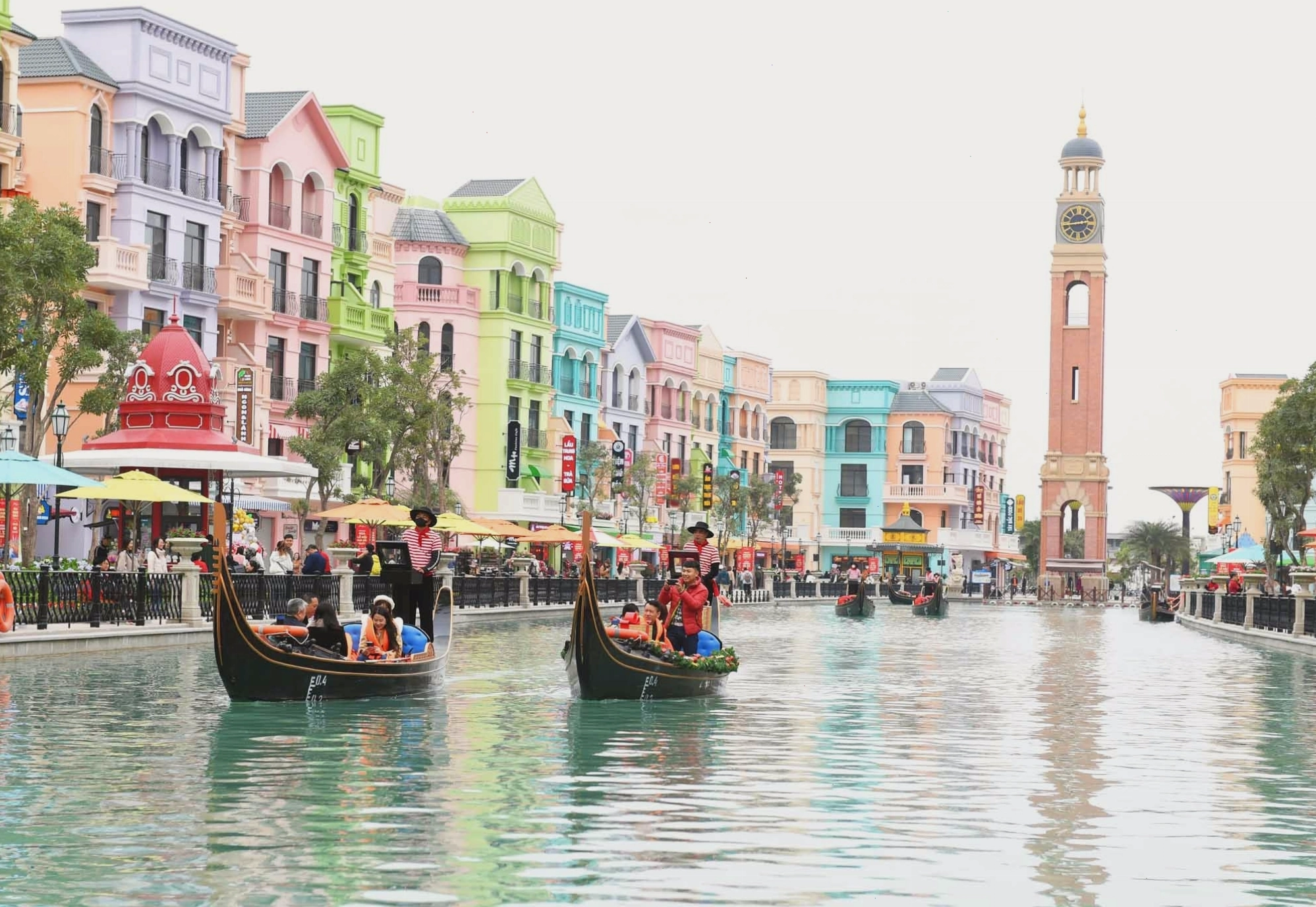 Trò chơi đu quay ngựa gỗ sôi động tại Grand World