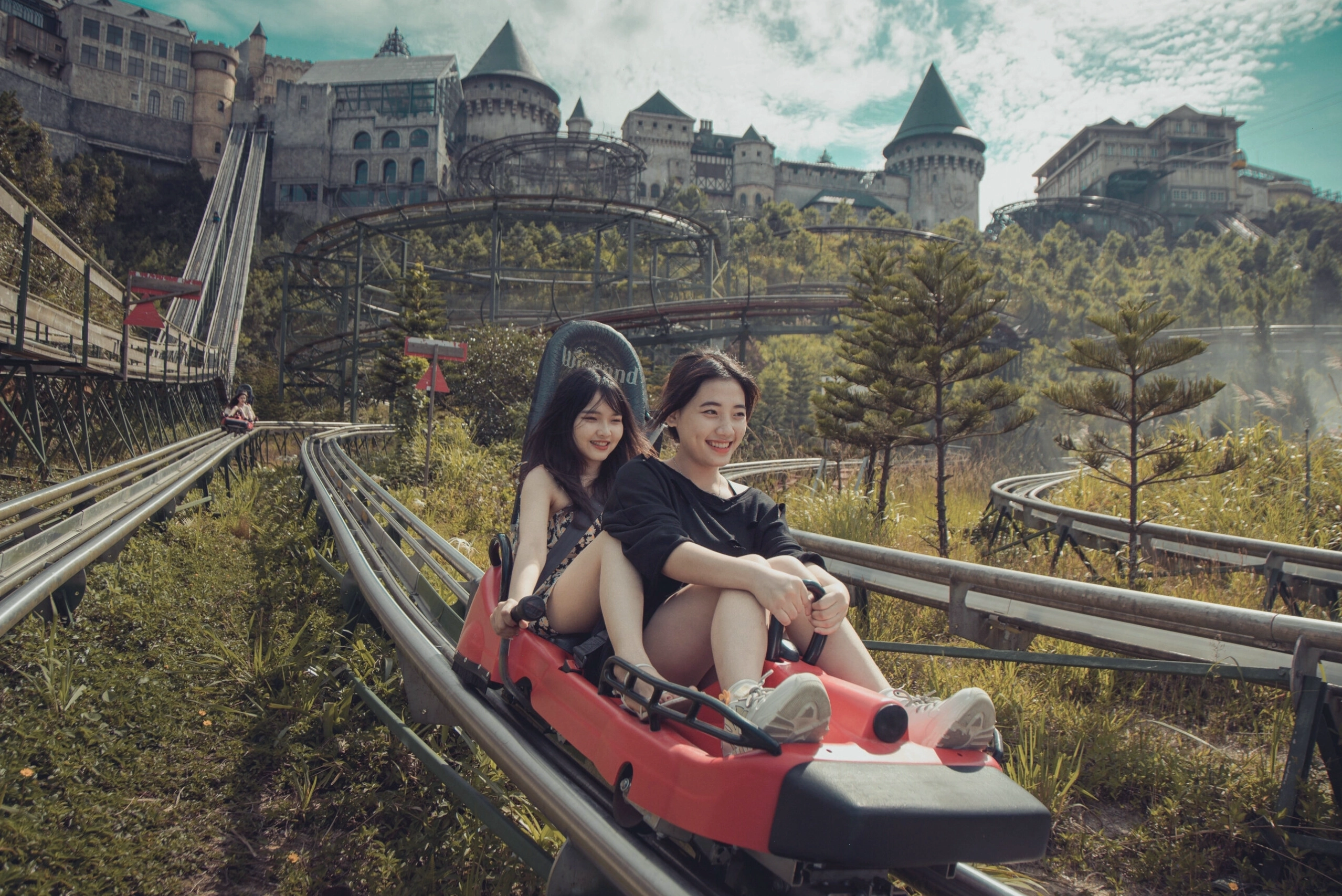 Trò chơi Máng Trượt tại Bà Nà Hills với đường trượt xoắn ốc đầy hấp dẫn