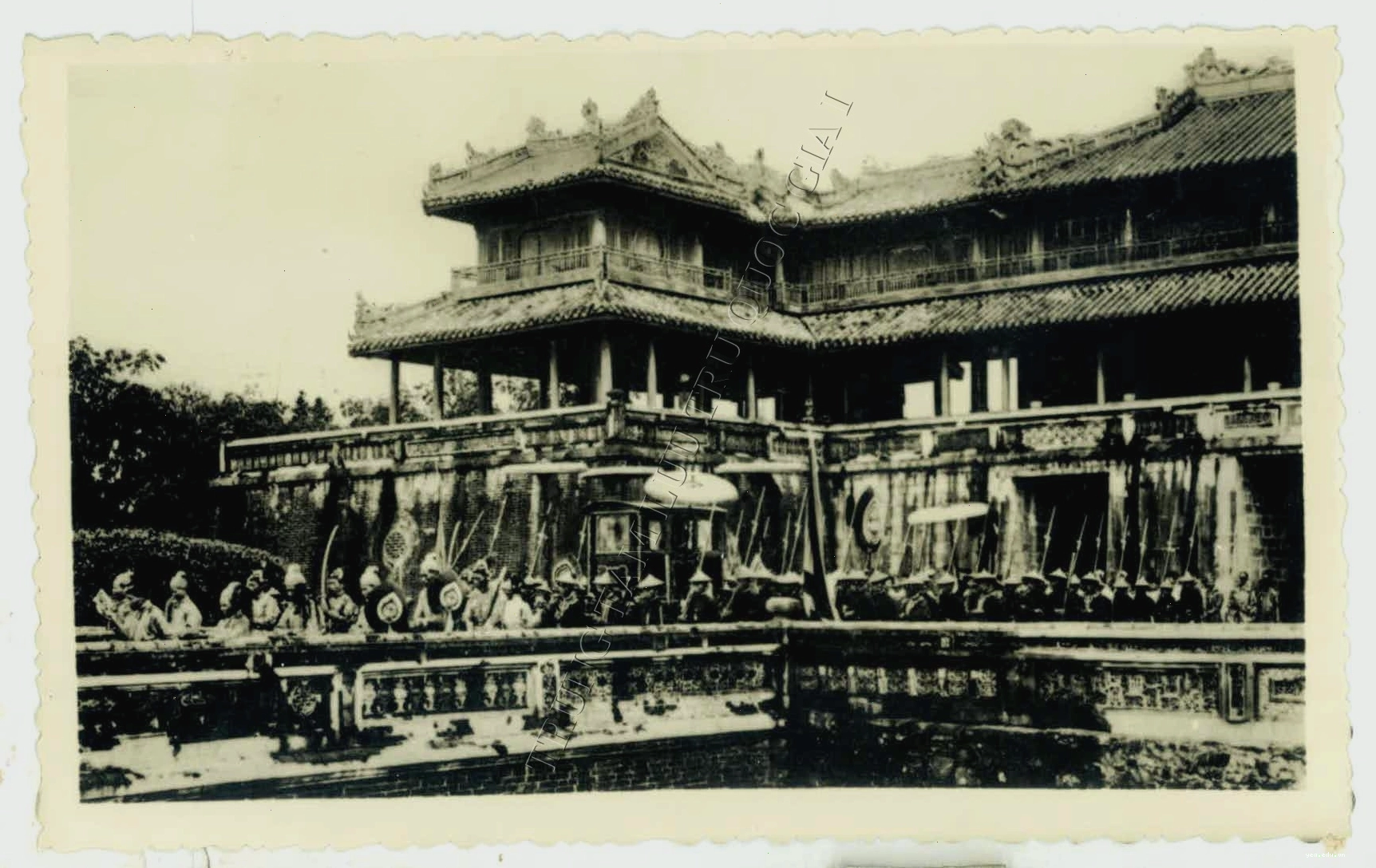 Trục đường chính hướng ra Ngọ Môn