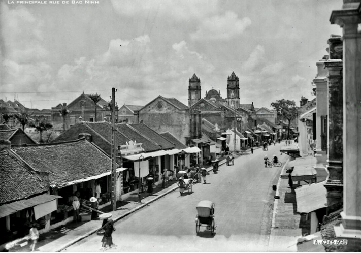 Trục đường chính ở thị xã Bắc Ninh thập niên 1920, nay là đường Ngô Gia Tự
