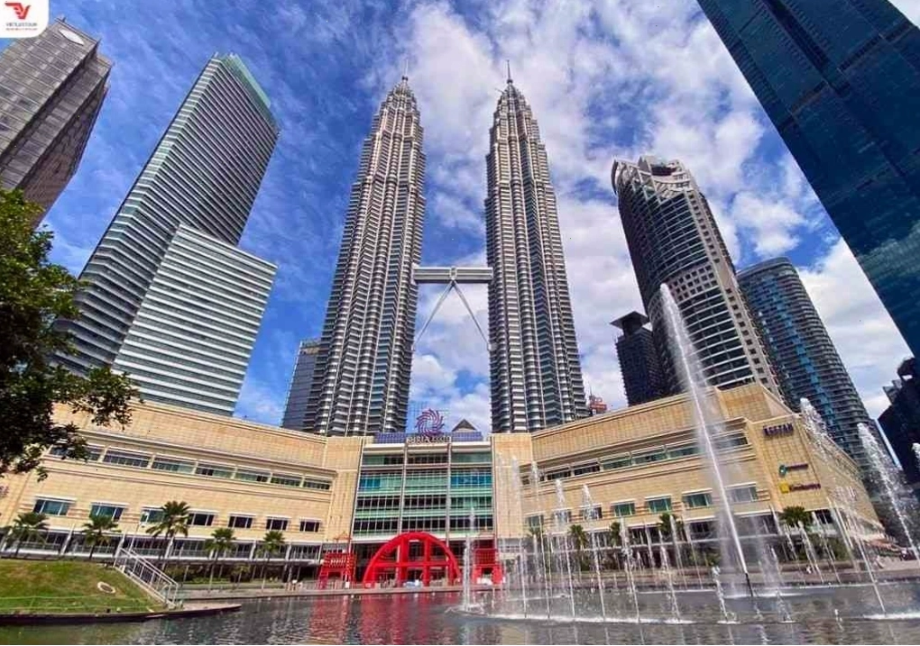 Trung tâm thương mại Suria KLCC dưới chân Tháp đôi Petronas