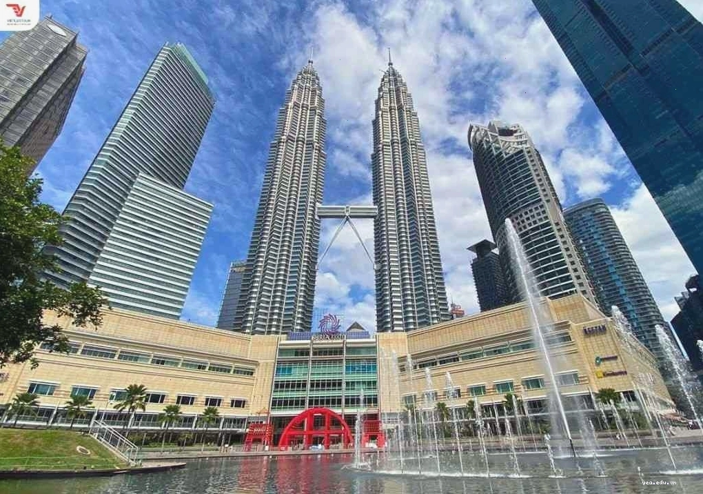 Trung tâm thương mại Suria KLCC nằm dưới chân Tháp đôi Petronas