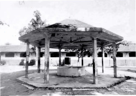 Tù binh phi công Mỹ chơi bóng rổ trong sân nhà tù Hỏa Lò năm 1973