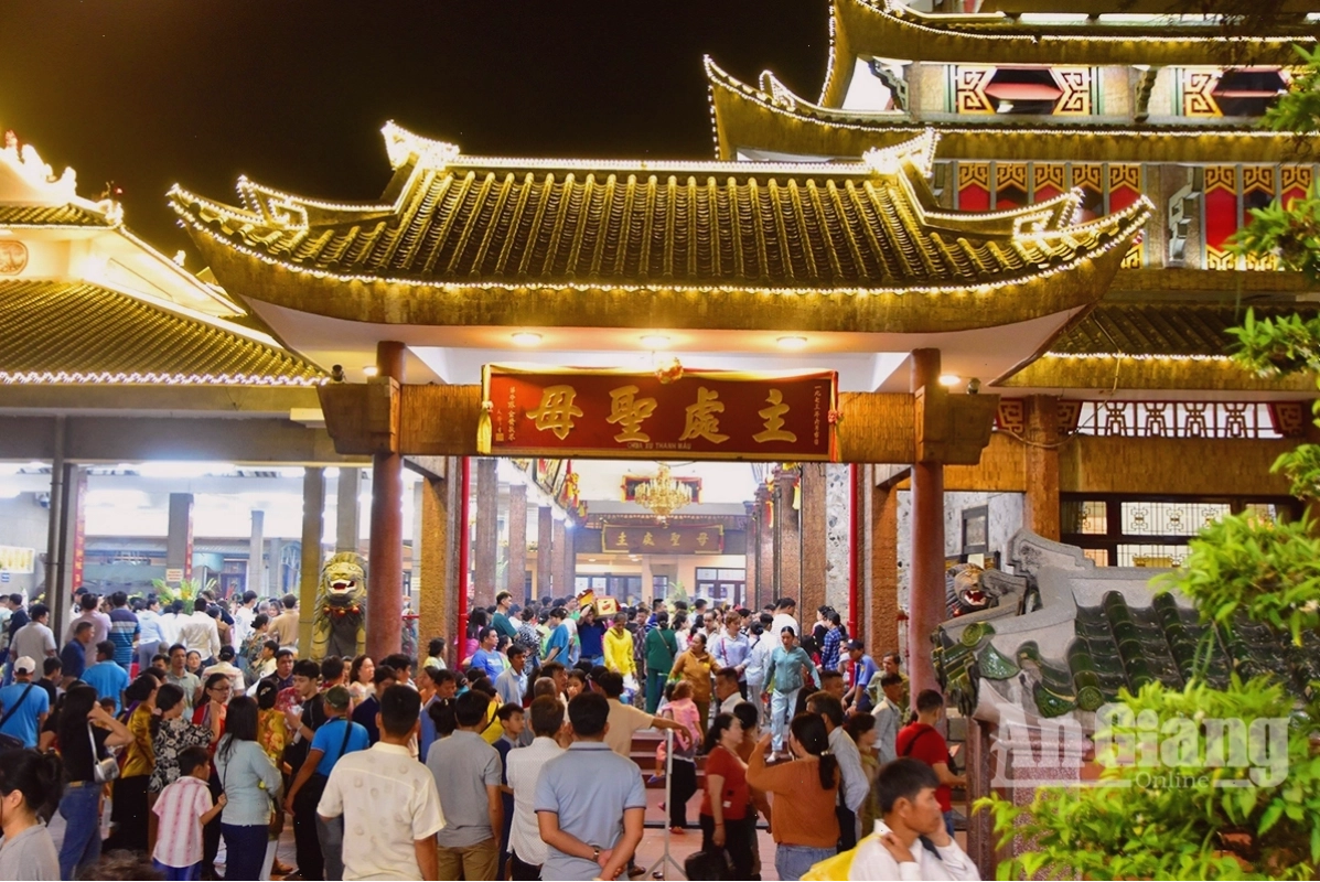 Tượng Bà Chúa Xứ bằng đá sa thạch uy nghiêm