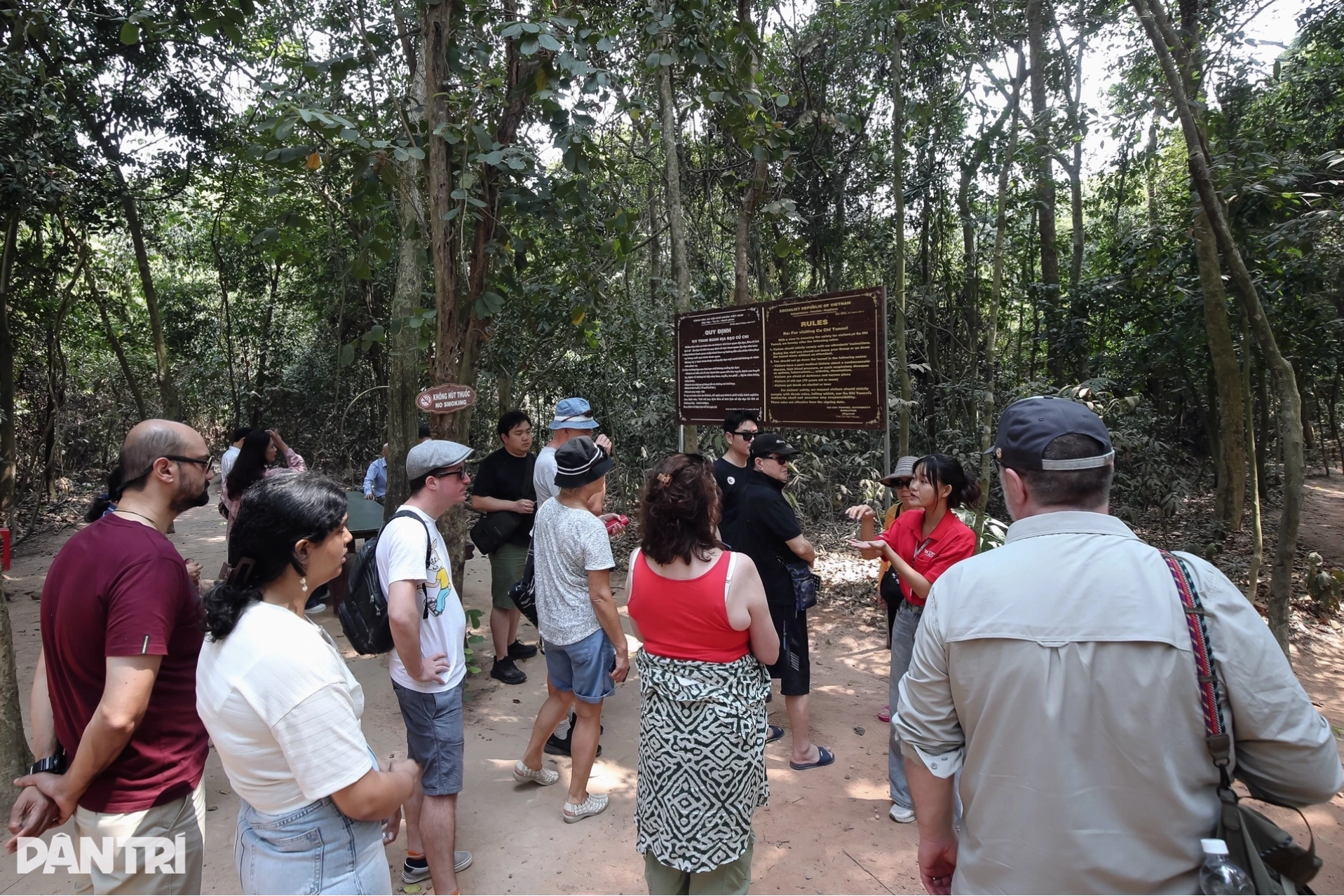 Tường đá hoa cương khắc tên các anh hùng liệt sĩ tại Đền Bến Dược