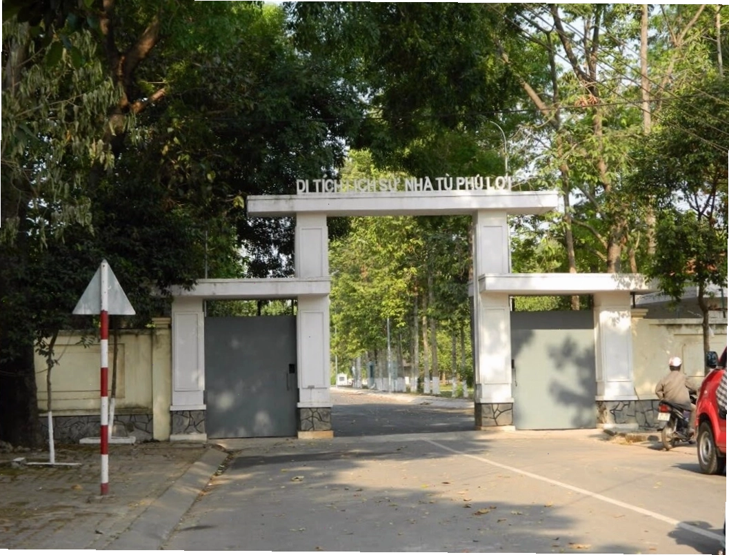 Tượng đài tại Nhà tù Phú Lợi