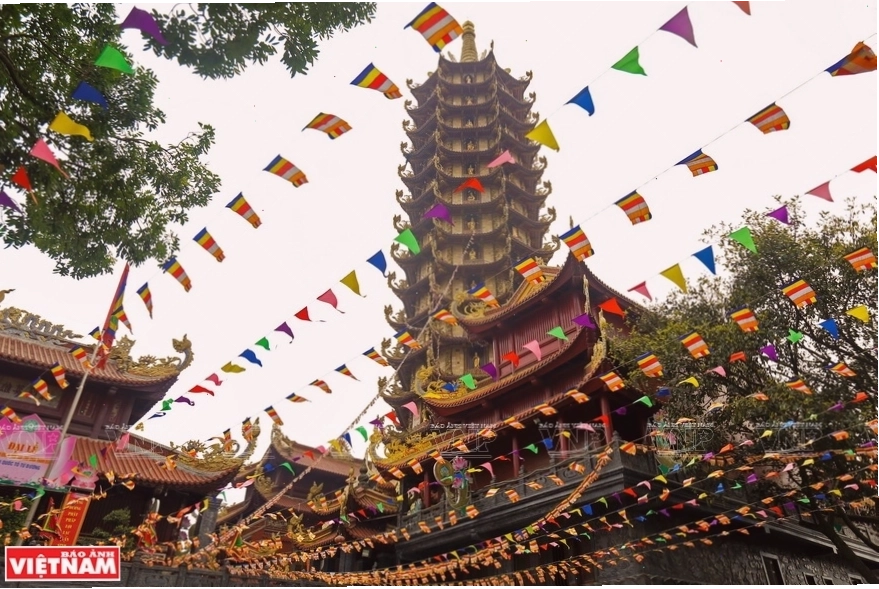 Tượng Đức Kinh Dương Vương đặt tại tầng dưới cùng của Tháp Đại Bi Kim Cương