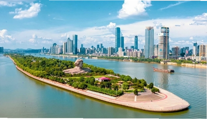 Tượng Mao Trạch Đông thời trẻ tại công viên Đảo Cam Túc, Trường Sa