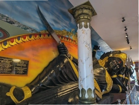 Tượng nữ thần Sri Durgai Amman tại đền Sri Maha Mariamman Devastanam, Kuala Lumpur