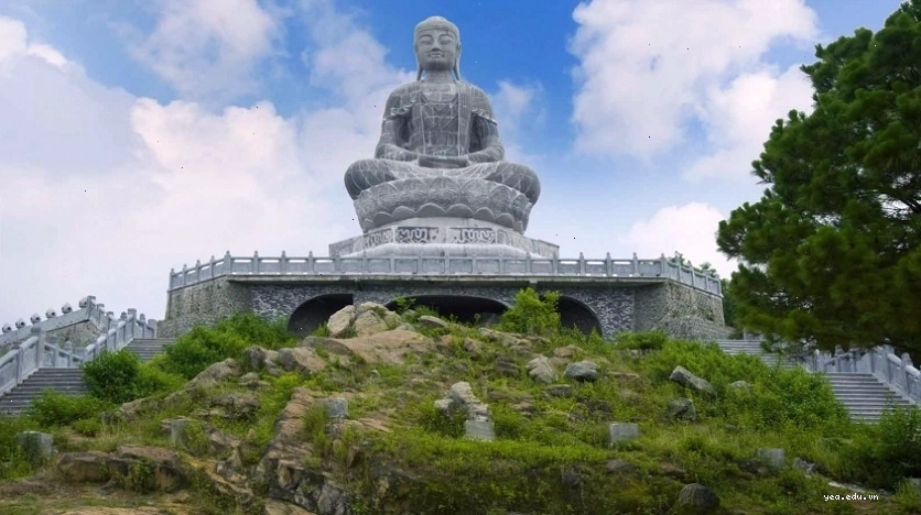 Tượng Phật A Di Đà bằng đá xanh tại chùa Phật Tích