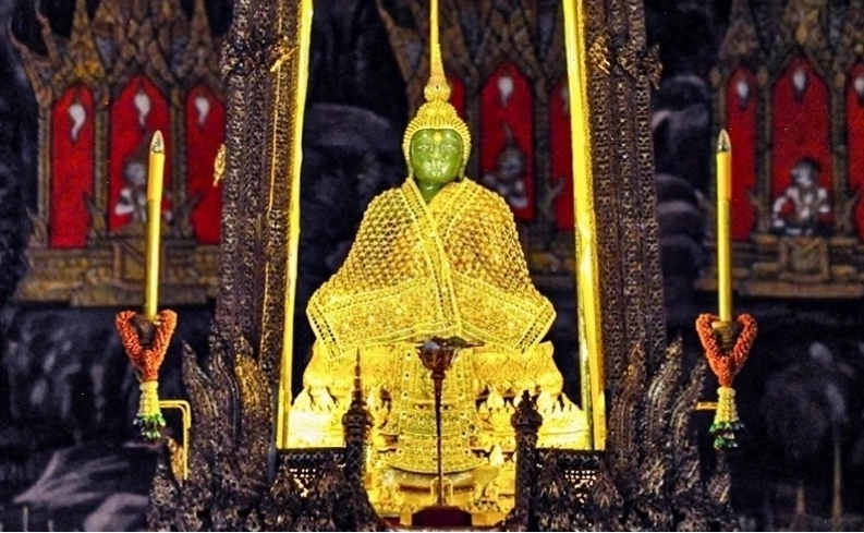 Tượng Phật ngọc bích bên trong Wat Phra Kaew