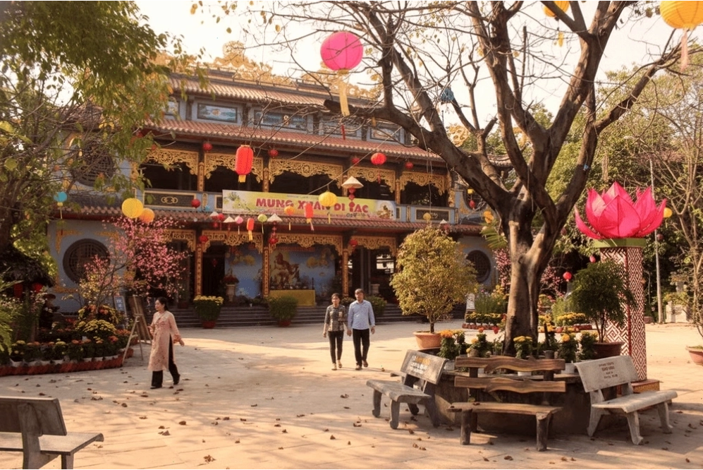 Tượng Phật uy nghiêm tại một ngôi chùa trên Ngũ Hành Sơn
