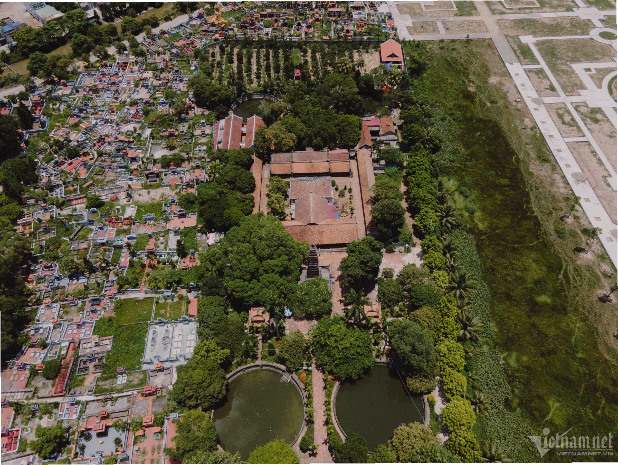 Tượng Phật và các vị La Hán trong chùa Phổ Minh