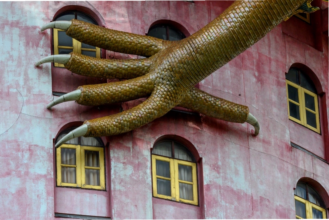 Tượng rùa đá tại Chùa Rồng Wat Samphran
