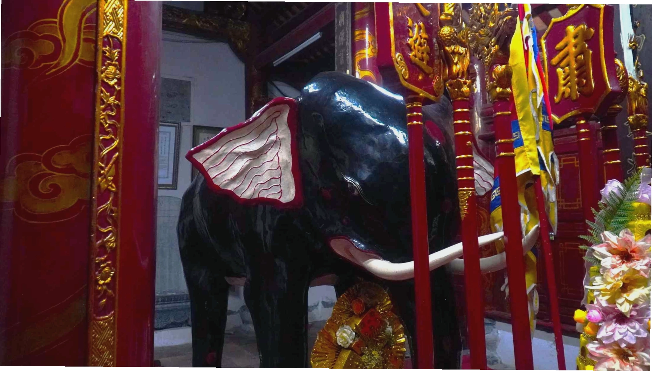 Tượng voi đá trong Đền Hai Bà Trưng, biểu tượng của sức mạnh và lòng trung thành
