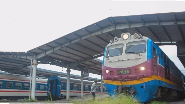 Tuyến đường sắt Bắc - Nam với chiều dài khoảng 1.726 km