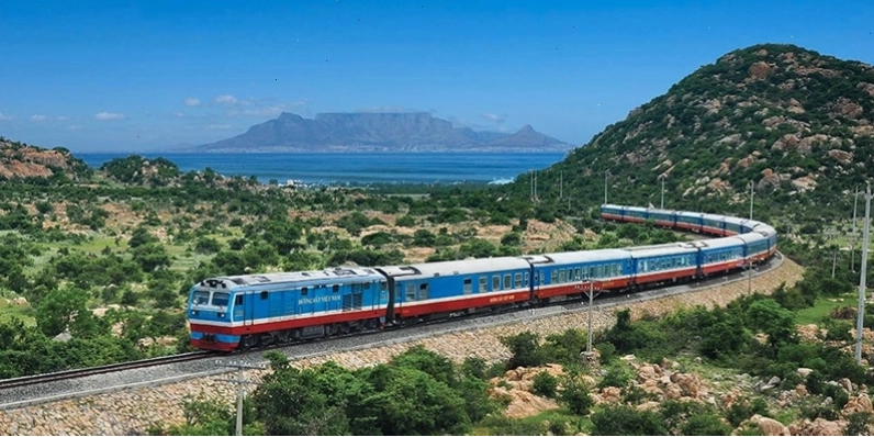 Tuyến tàu hoả Sài Gòn - Nha Trang nhìn từ trên cao với biển xanh và núi non hùng vĩ