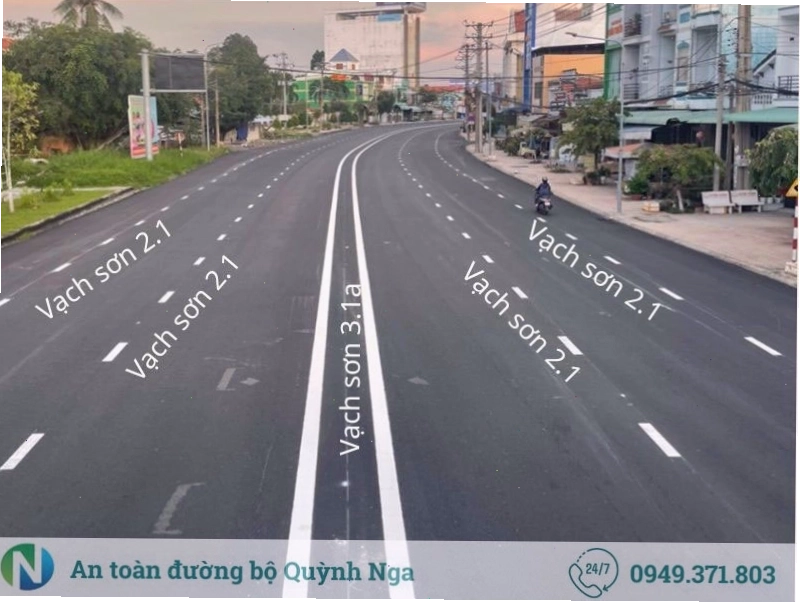 Vạch 2.1 phân chia làn đường trên mặt đường